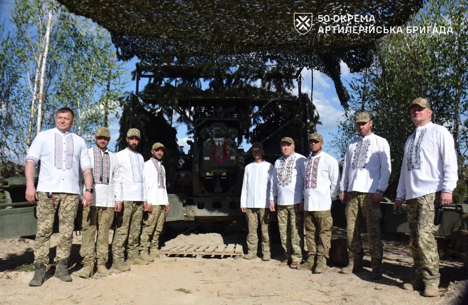 Военнослужащие Сухопутных войск ВСУ поздравили украинцев с Днем вышиванки