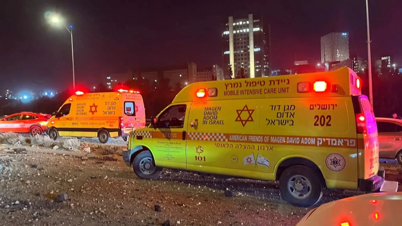 Іран атакував Єрусалим балістичними ракетами: є руйнування та поранені (Відео)