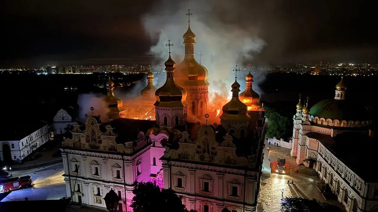 Nad Kijowem rozbrzmiały dzwony Ławry po nocnym ostrzale i uszkodzeniu katedry
