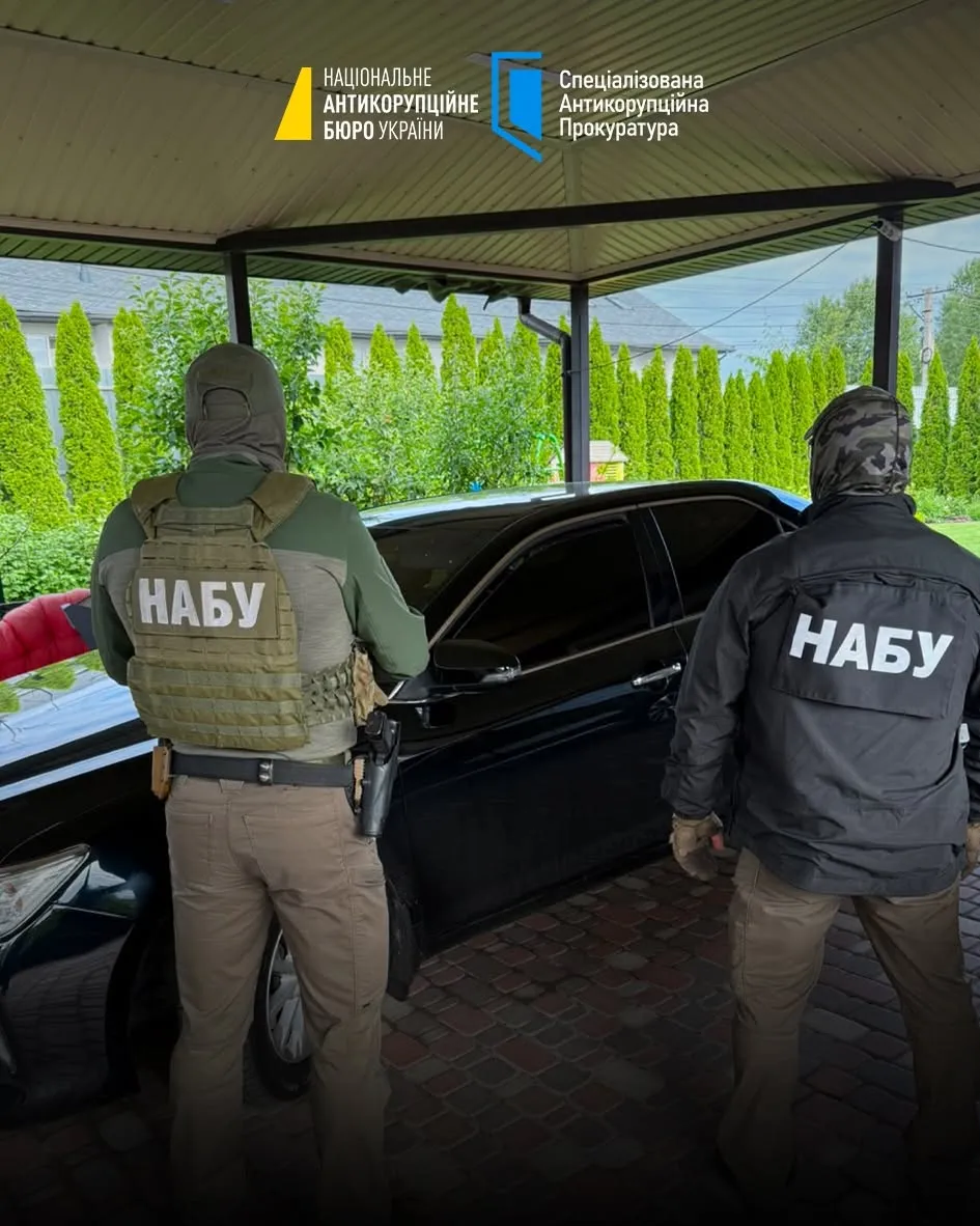 The NABU and the SAPO have exposed an SBU employee for soliciting a $150,000 bribe