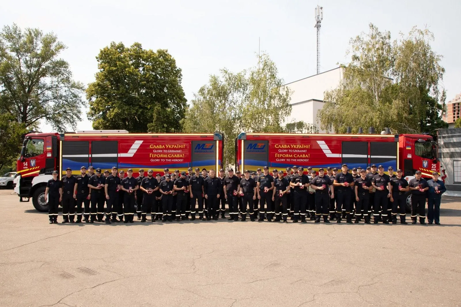 Фото: Голова ДСНС вручив рятувальникам державні та відомчі відзнаки до Дня Конституції України