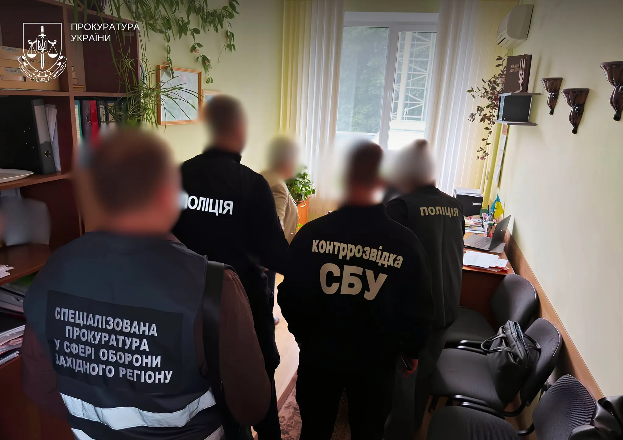 В Хмельницкой области сотрудница университета и её сын организовали схему для уклоняющихся от службы