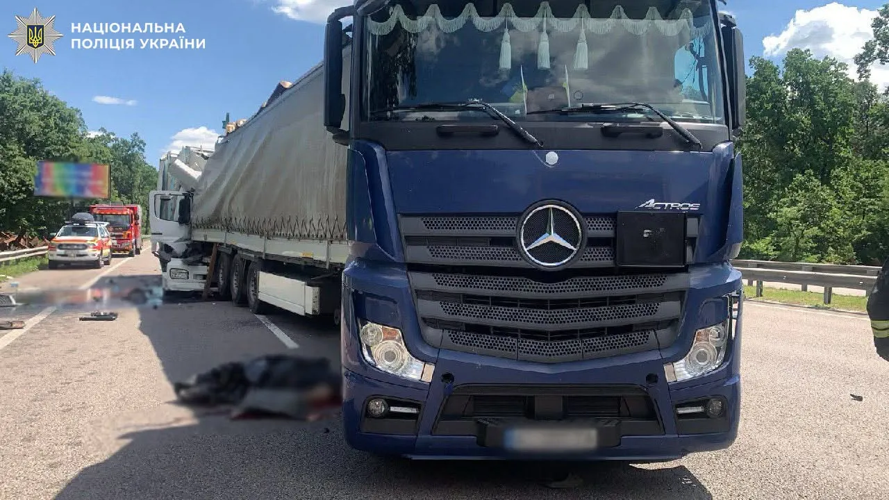 Photo: In Kyiv, a truck crashed into a semi-truck that had stopped for repairs