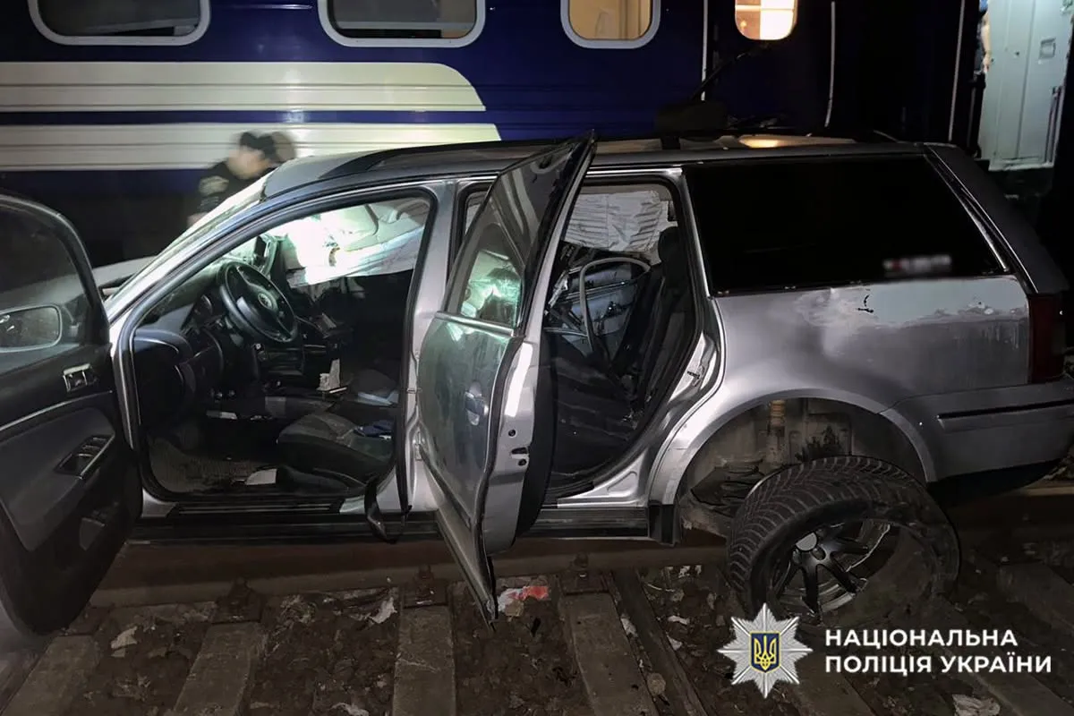 Фото: У Хмельницькому потяг Чоп – Київ зіткнувся з авто