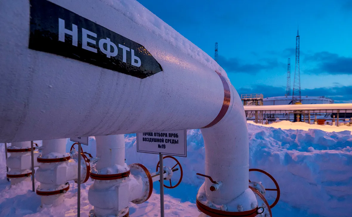 ЕС рассматривает возможность временной отмены ограничений на цены на нефть из России — Bloomberg