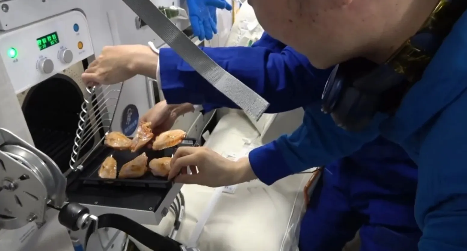 Відео: Китайські астронавти влаштували вперше у світі барбекю в космосі