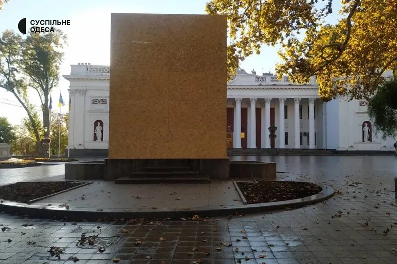 Пам’ятник Пушкіну в Одесі закрили дерев’яними плитами