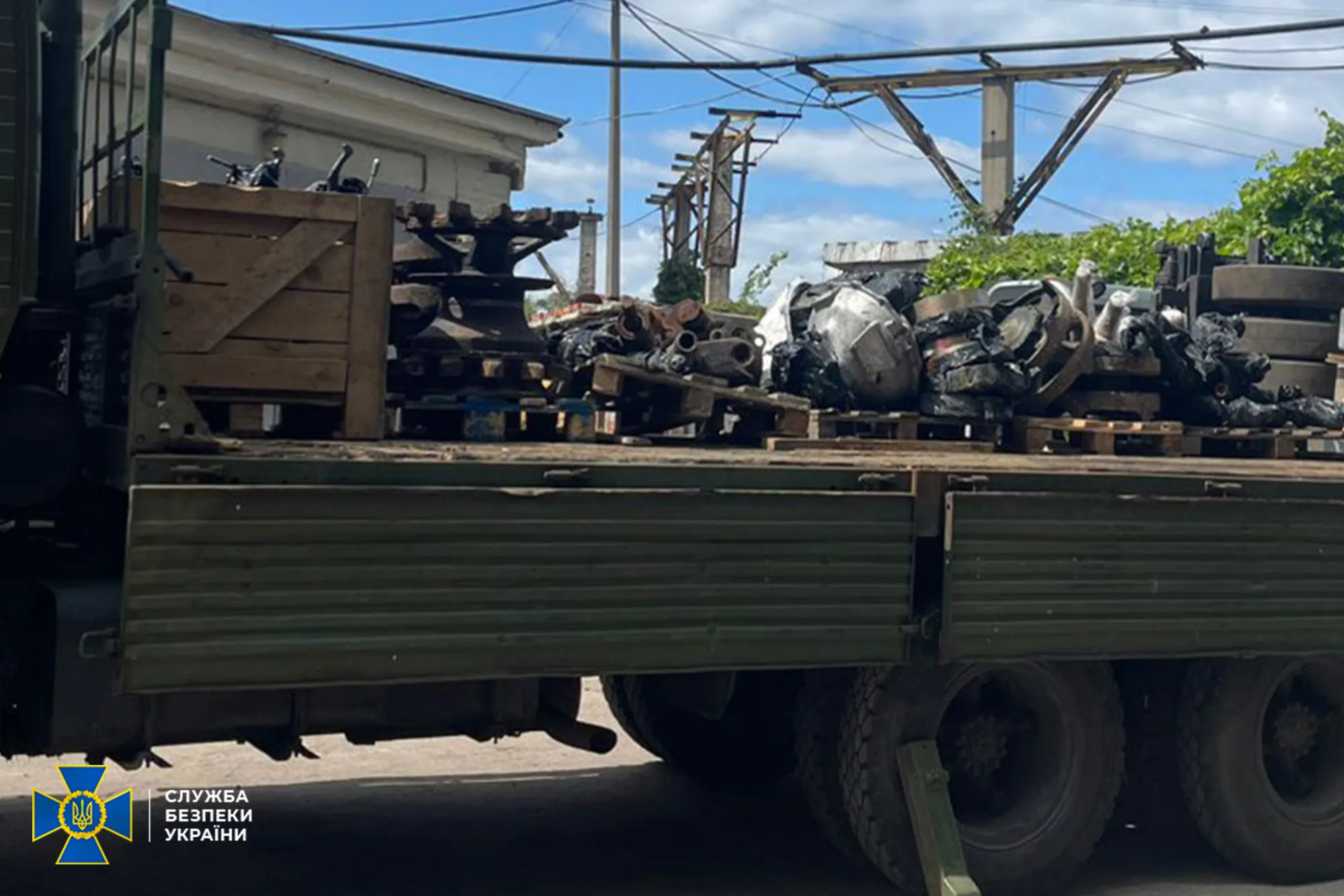 Правоохоронці вилучили та передали ЗСУ запчастини до бронетехніки на 20 млн грн