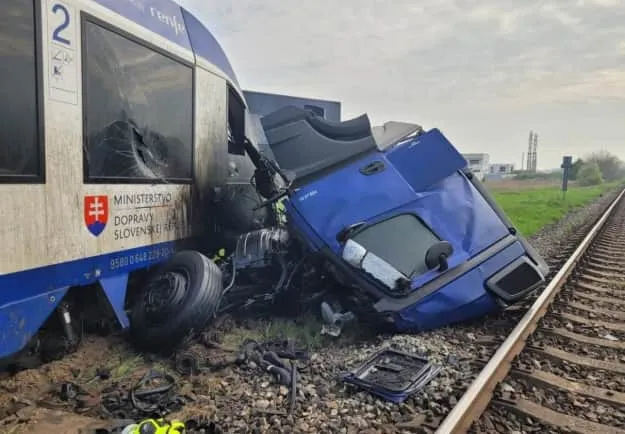 У Словаччині зійшов з рейок пасажирський потяг після зіткнення з фурою — Aktuality