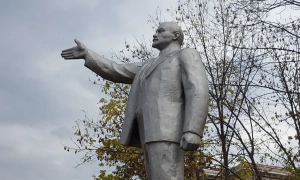 Невідомий військовий дрон упав біля житлових будинків у центрі Польщі — RMF24