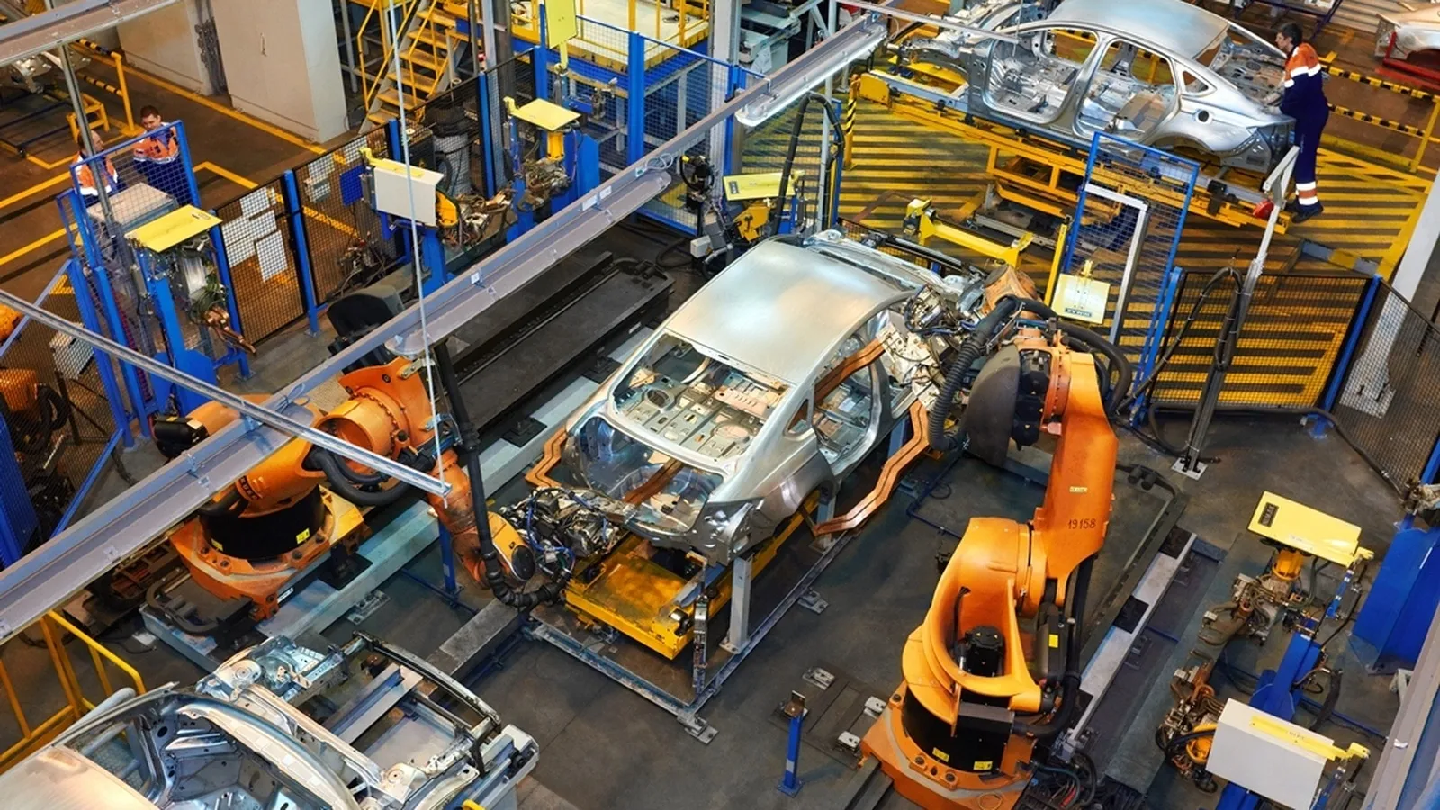 Світові автогіганти відмовляються від повного переходу на електромобілі — FT