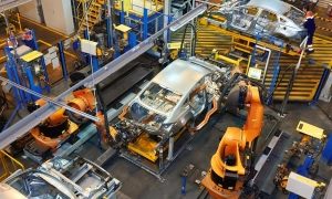 Мировые автогиганты отказываются от полного перехода на электромобили — FT