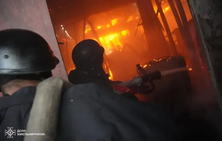 Російські дрони спалили підприємство у Хмельницькому районі