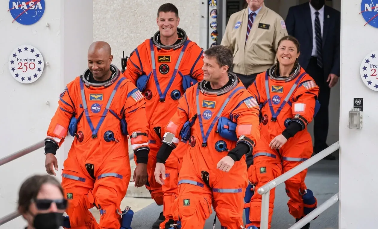 Екіпаж корабля Orion взяв курс на Землю після обльоту Місяця