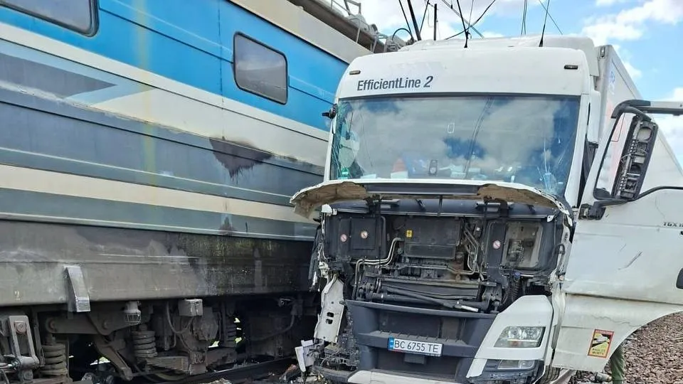 На Львівщині вантажівка протаранила потяг Перемишль — Київ