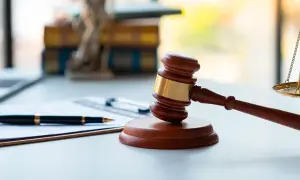 Шахрай видурив у пенсіонера $3 тис під приводом ДТП з донько