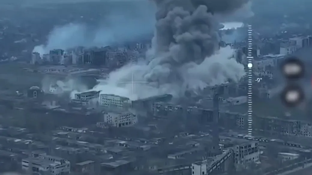 Відео: ВМС показали ймовірний удар КАБ-3000 по Мирнограду