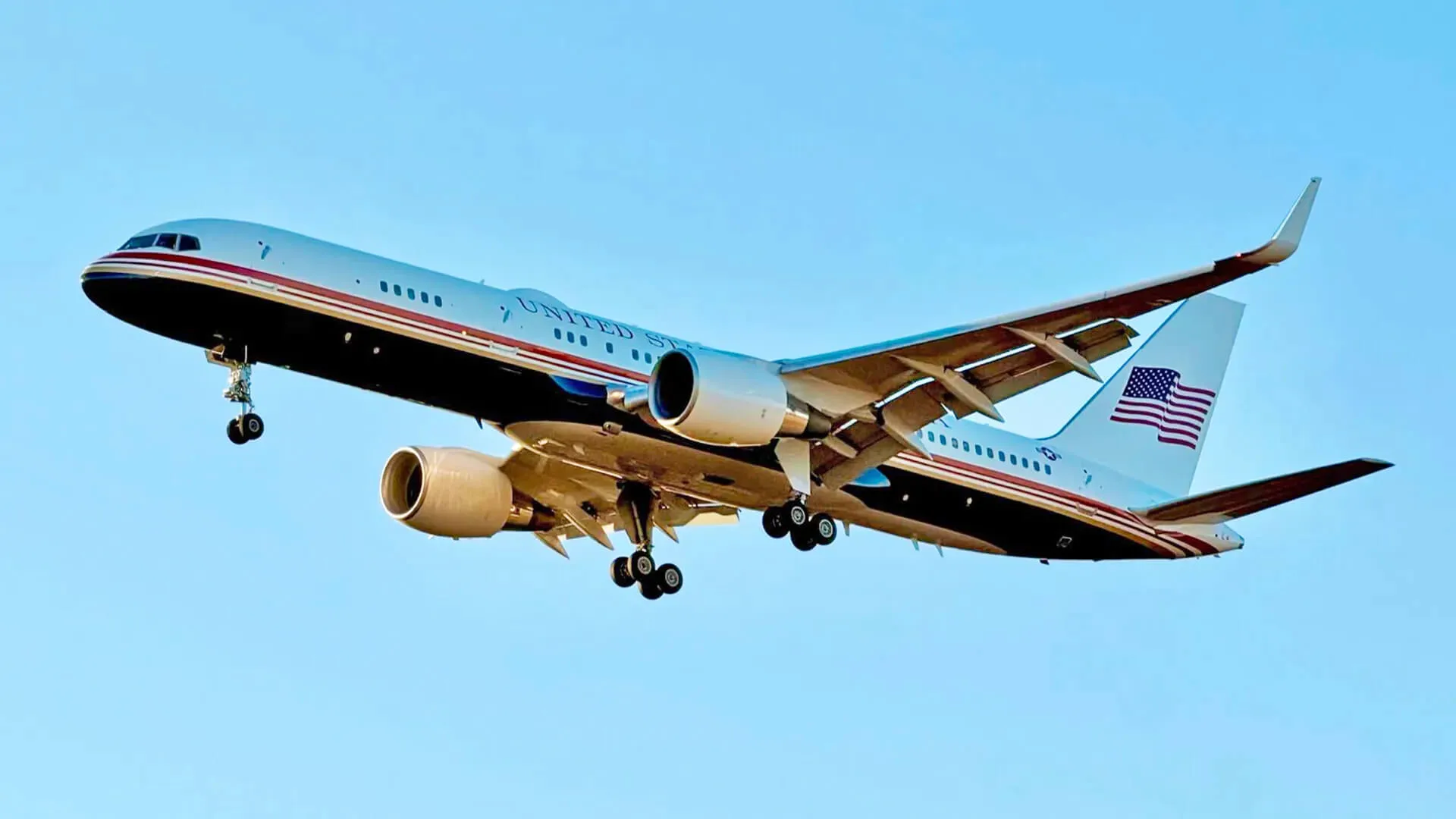 Літаки Air Force One отримають улюблене забарвлення Трампа — CNN