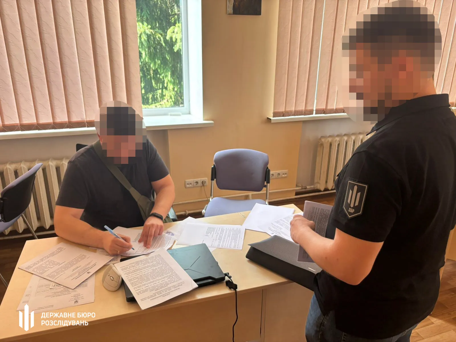 Оператора ТЦК викрито на видаленні даних про розшук військовозобов'язаних за хабарі — ДБР