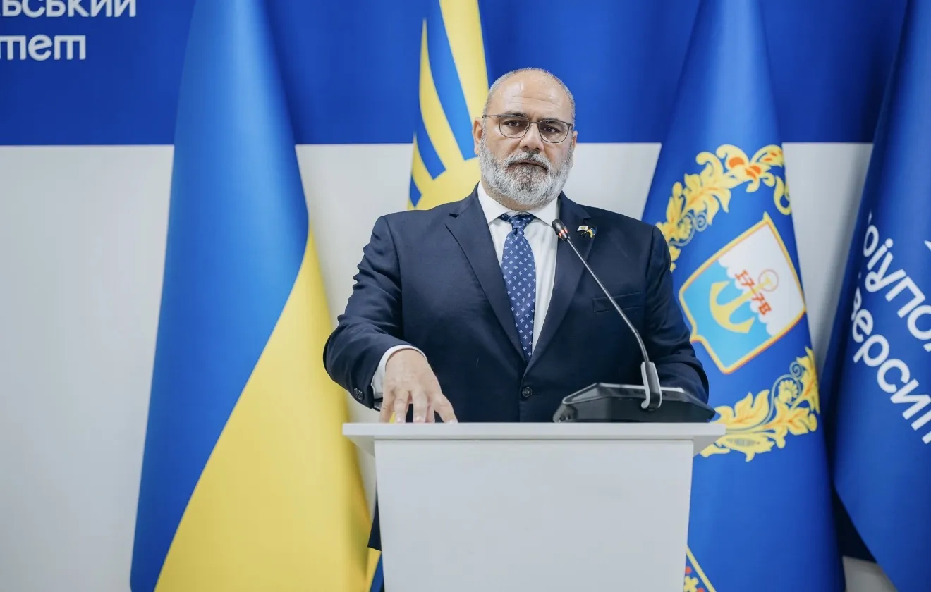Кіпр передав Маріупольському університету добірку книжок для грецькомовної бібліотеки
