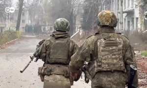 Фото: у Києві на місці влучання російського дрона у багатоповерхівку працюють рятувальники