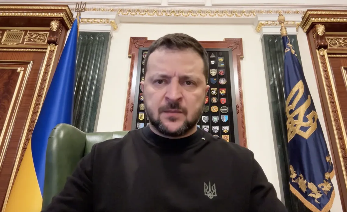 Зеленський відповів на закиди щодо диктатури та розв'язання війни