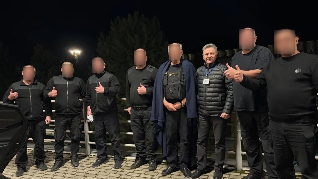 Один з інкасаторів Ощадбанку опинився в лікарні після допиту спецслужб Угорщини