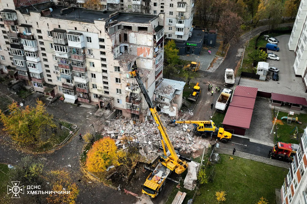 Вибух у Хмельницькому: під завалами знайшли двох загиблих, серед постраждалих є дитина Вибух у Хмельницькому: під завалами знайшли двох загиблих, серед постраждалих є дитина