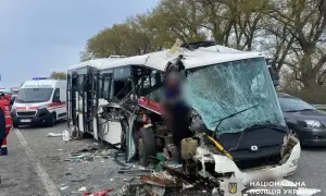 На Полтавщині автобус зіткнувся з вантажівкою, постраждали шестеро людей