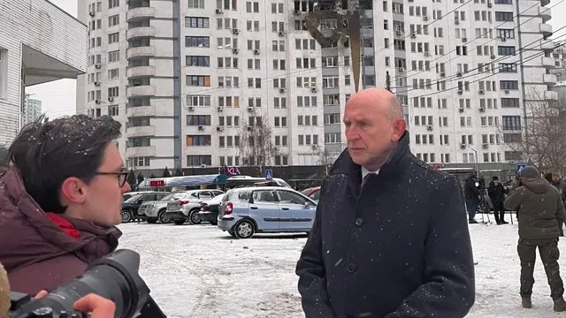 Міністр оборони Британії особисто оглянув наслідки російського обстрілу Києва