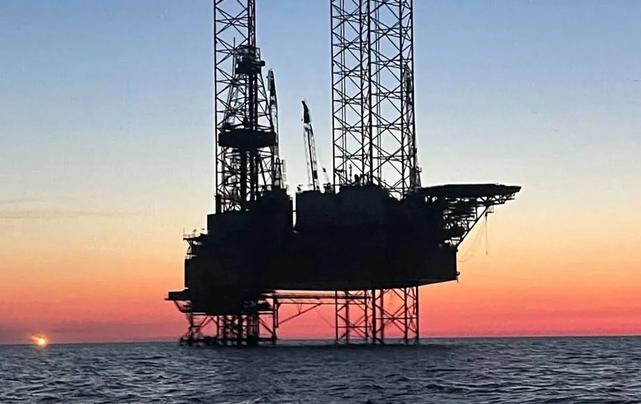 ВМС показали пуски ракет Нептун по захопленій платформі Сиваш