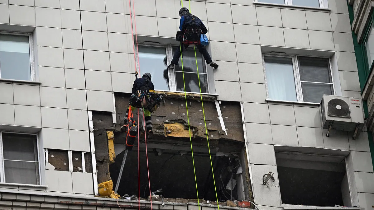 Російська ракета ППО влучила у багатоповерхівку в Новоросійську