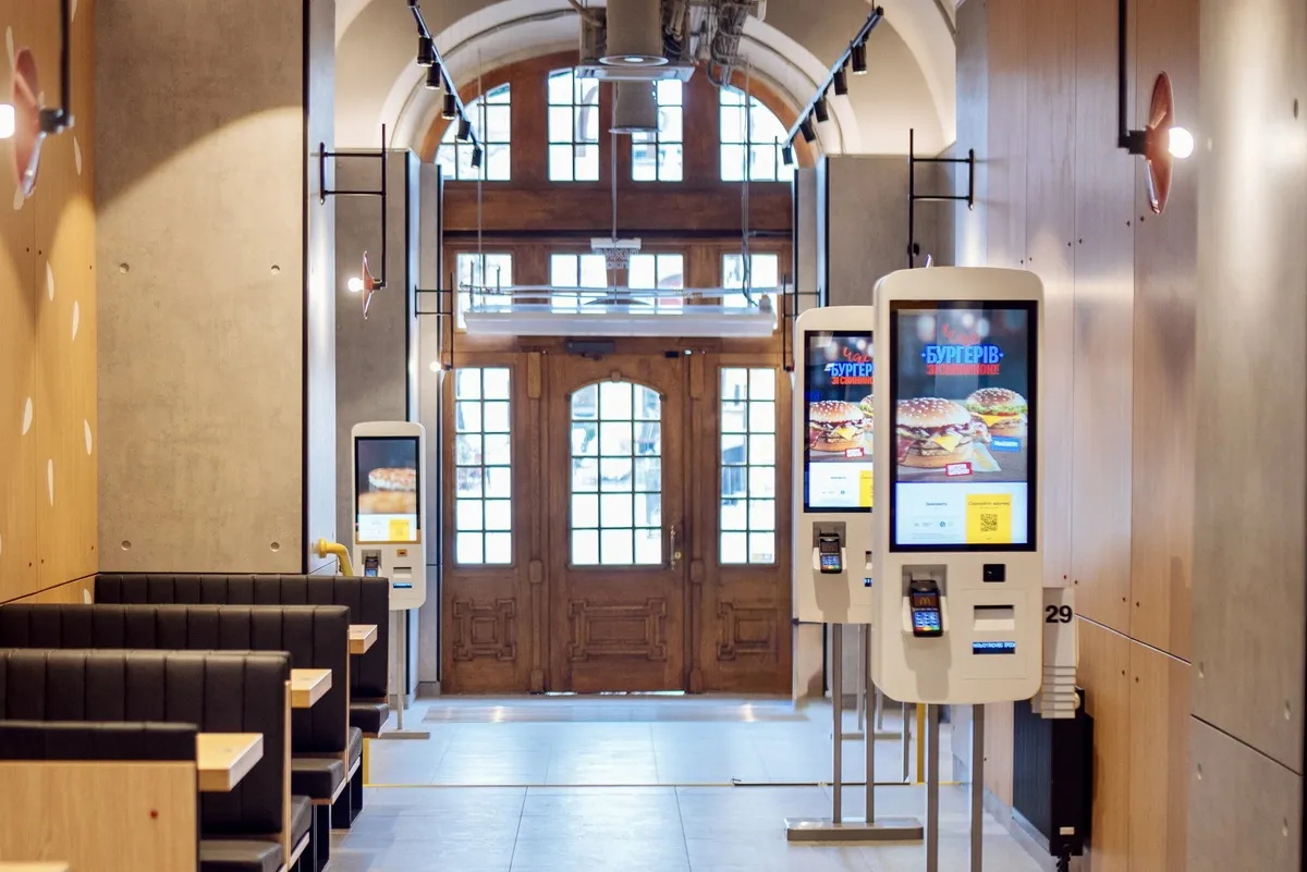 Ресторан McDonald’s в центре Львова оказался в эпицентре скандала