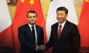 Макрон: загибель французького журналіста на Луганщині не залишиться безкарною 