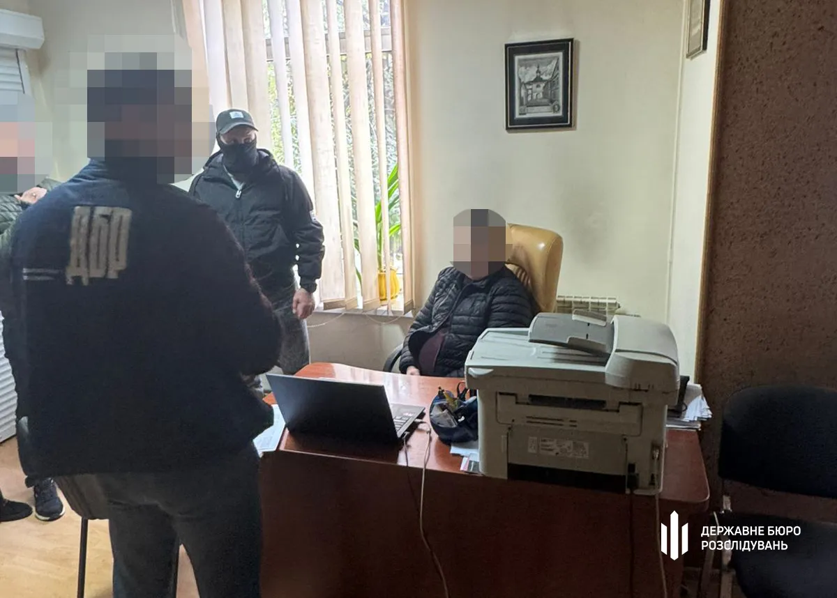 Фото: ДБР викрило схему вимагання у ДМС