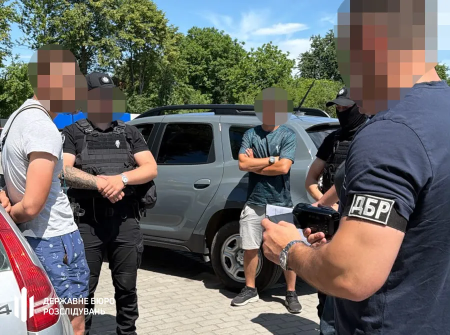 The State Bureau of Investigation (DBR) has exposed a military officer for the illegal sale of assault rifles, grenades, and a military drone