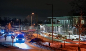 Фото: в Британії на зупинці знайшли таємні документи про есмінець Defender