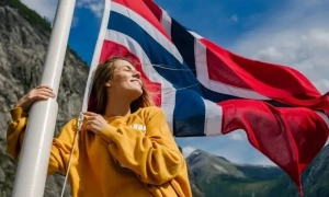 Латвія відкрила кримінальне провадження проти чоловіка, який напав на україномовну родину