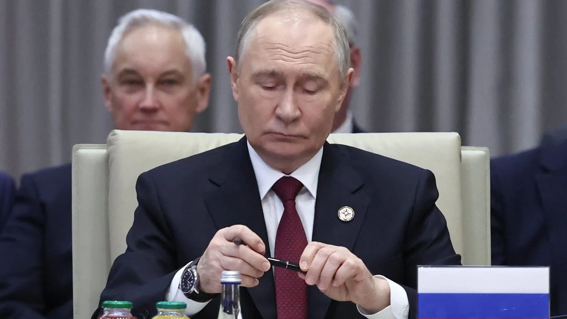 Журналист рассказал, кто и как занимается продлением жизни стареющего Путина