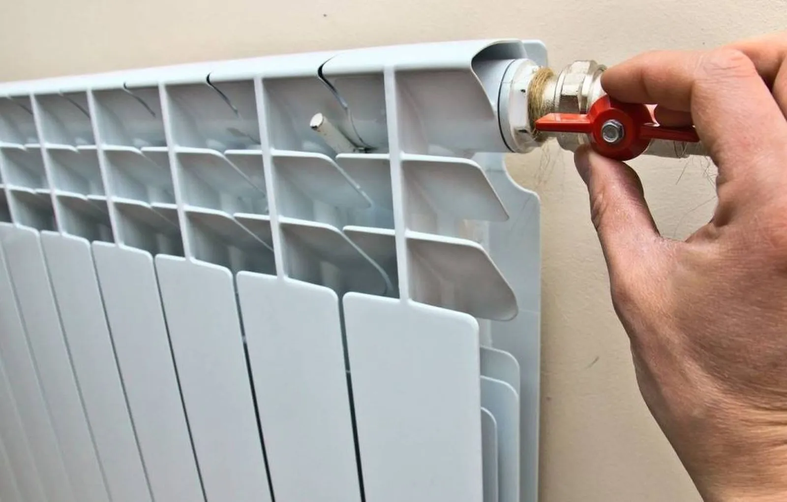 У Києві ще понад 340 будинків під’єднали до тепла після атаки рф