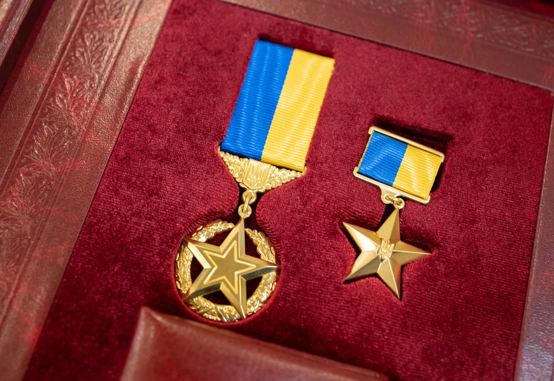 Володимир Зеленський присвоїв звання Героя України дев'ятьом українським захисникам