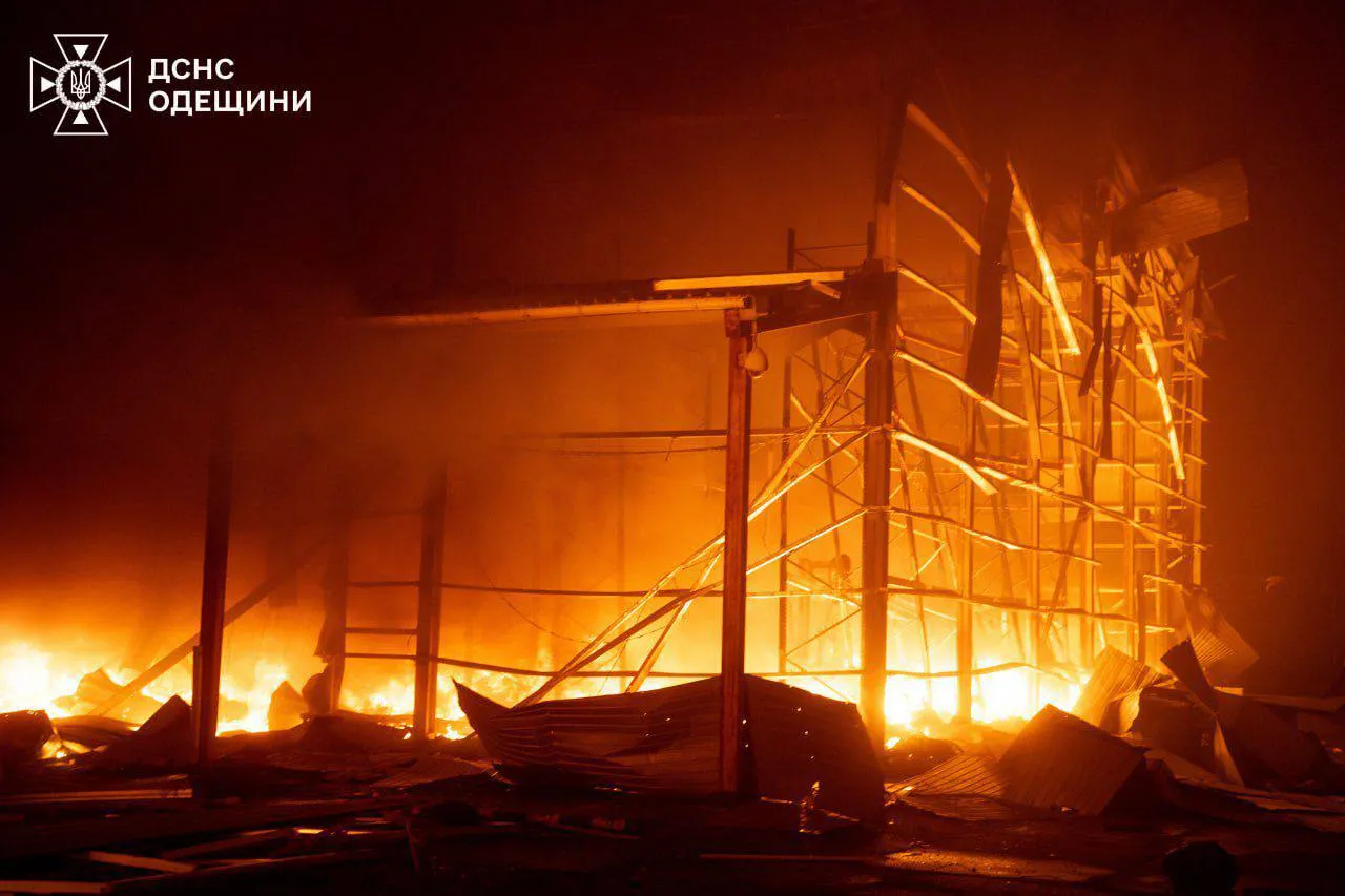 Фото: В Одесі після нічної атаки дронів загорівся промисловий об’єкт