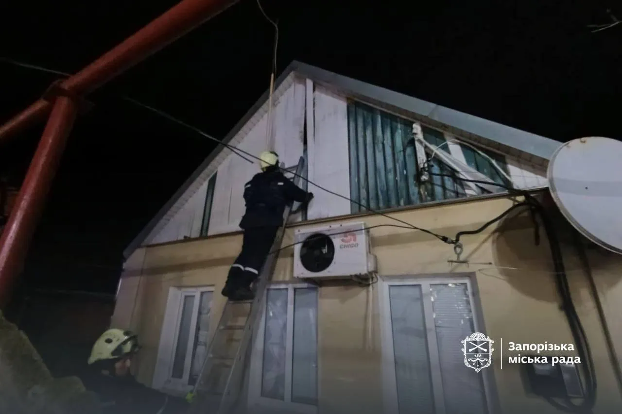 Нічна атака на Запоріжжя: ворожий безпілотник пошкодив приватні будинки