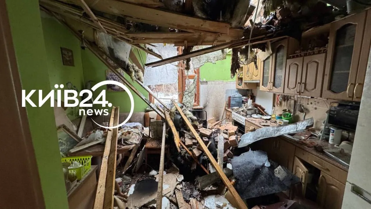 Фото: Російська атака зруйнувала приватний будинок на Печерську