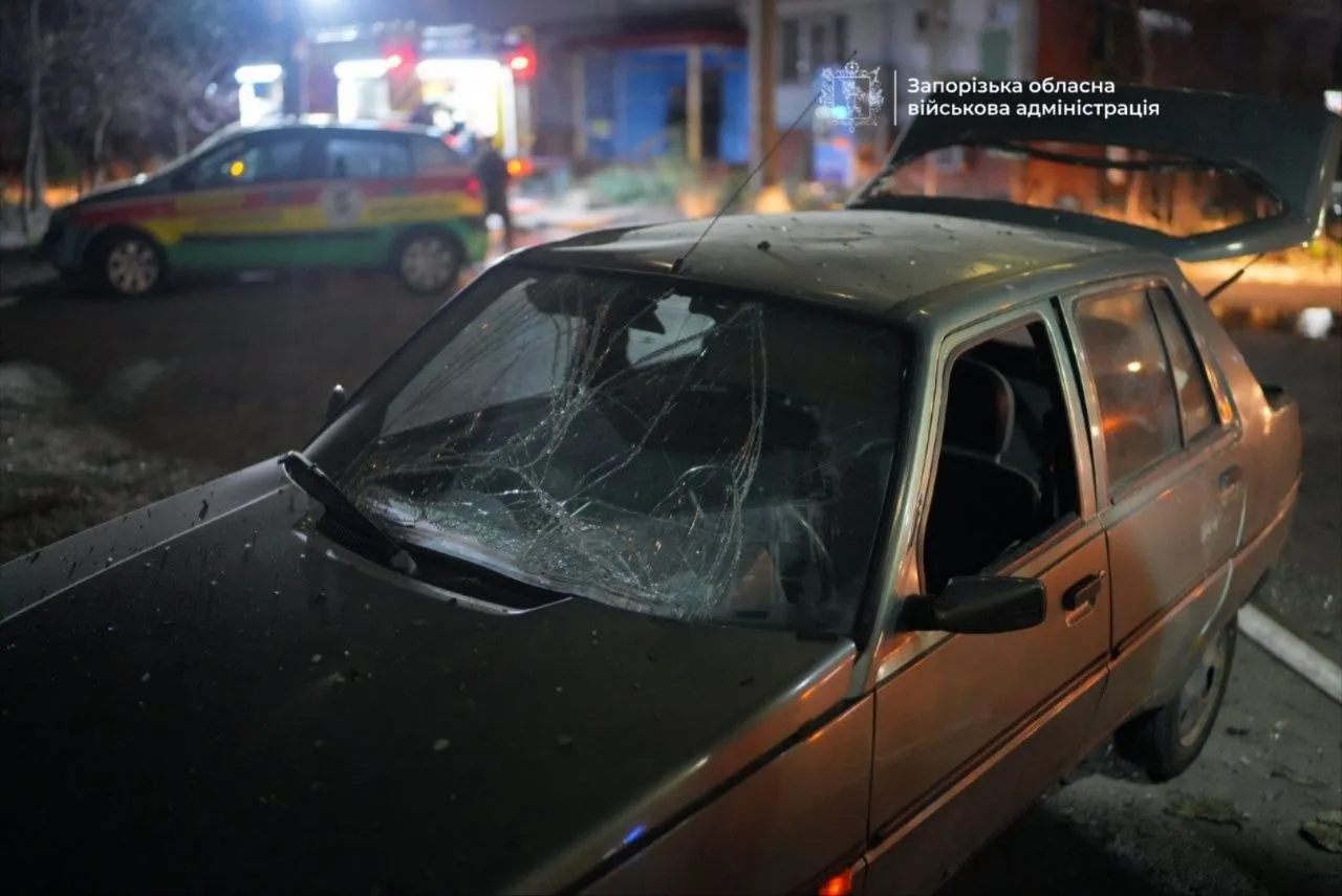 Фото: Российский дрон попал в многоэтажный дом в Запорожье