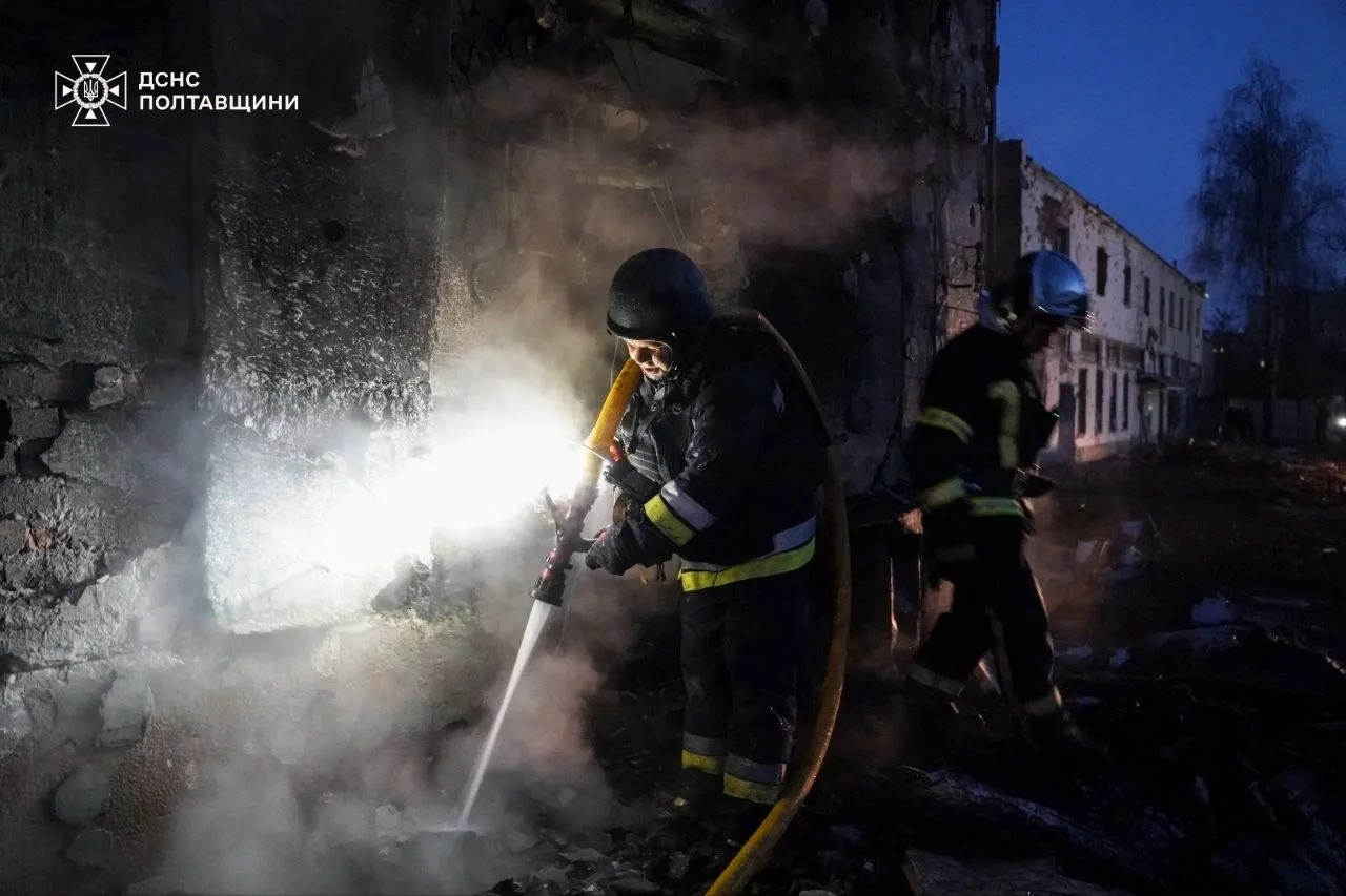 Фото: Ворожий обстріл спричинив масштабні пожежі у житловому секторі Полтави