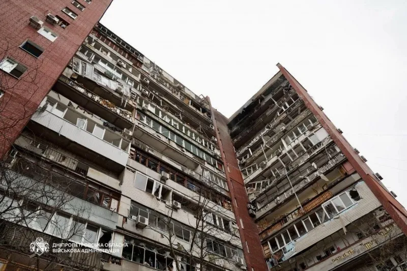 З'явилися фото наслідків удару по багатоповерхівці в Дніпрі: є важкопоранені