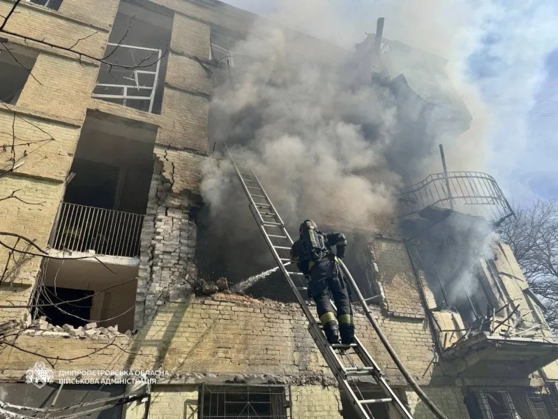 Відео: Російські дрони атакували багатоповерхівку у Дніпрі