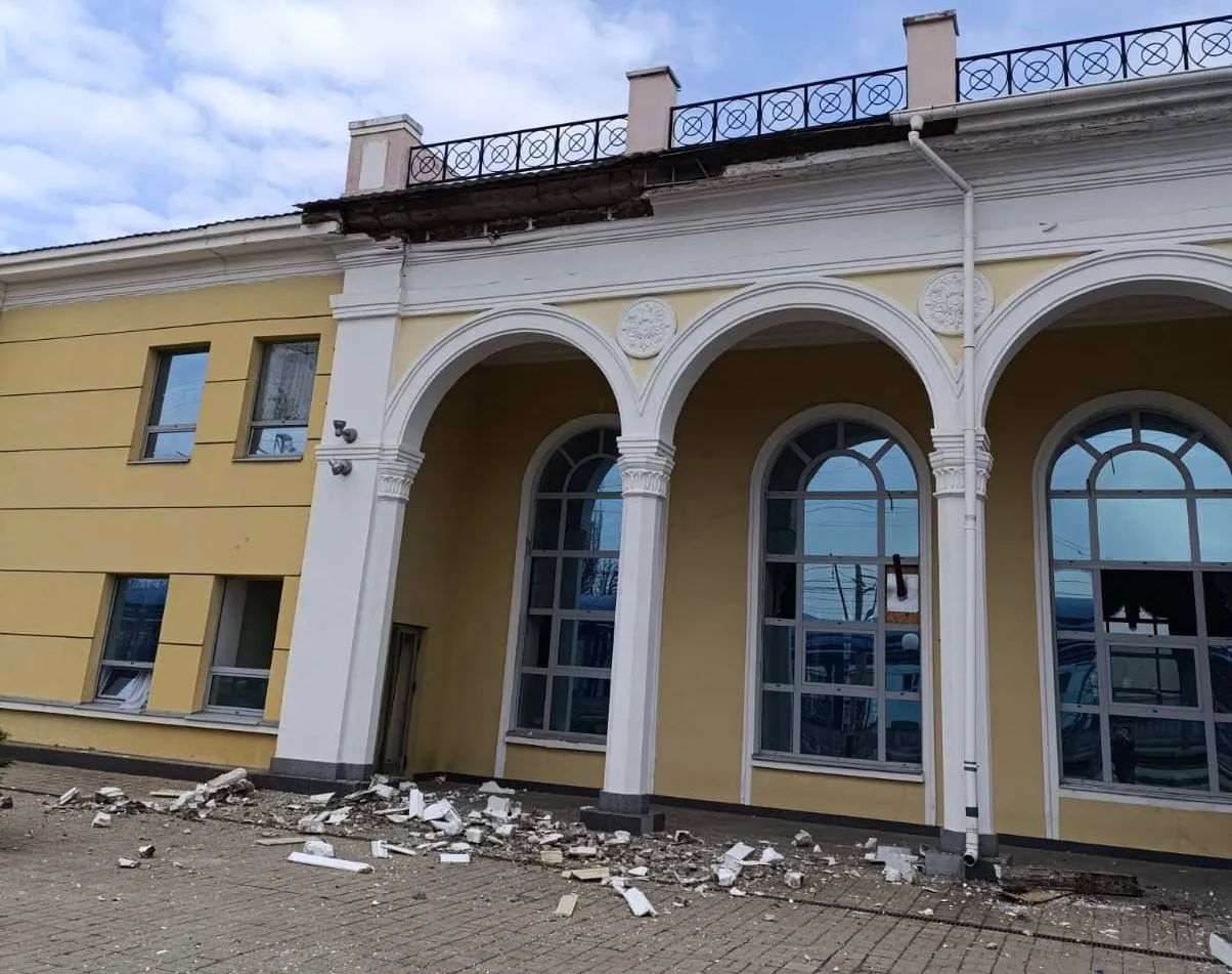 У Слов’янську російський обстріл пошкодив вокзал, поранені четверо залізничників