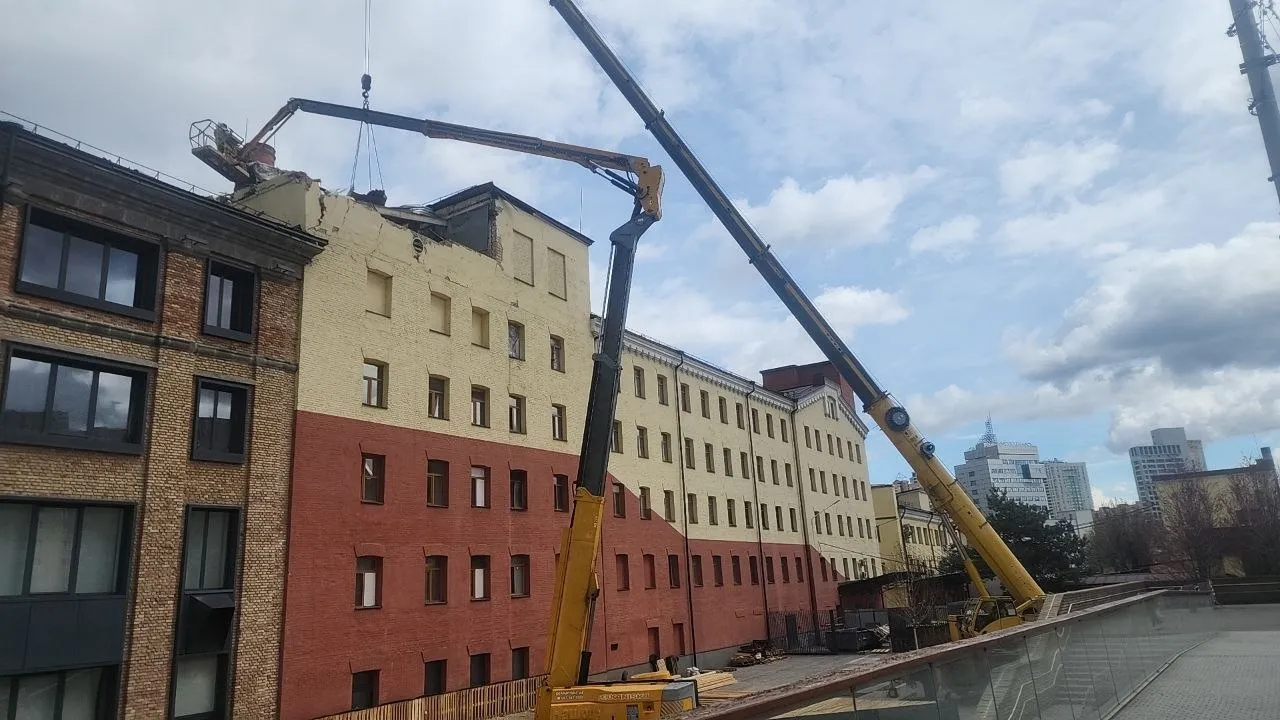 Фабрика Рошен розпочинає реконструкцію після обстрілу